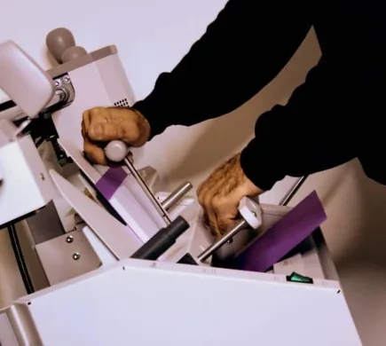 Hände an der Bindemaschine bei Printshop Essen
