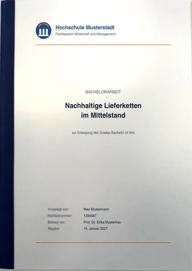 Softcover mit Folie in Blau, unter der Folie das Deckblatt einer Bachelorarbeit