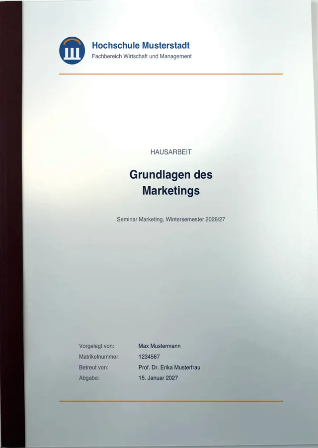 Softcover mit Folie in Rot, unter der Folie das Deckblatt einer Hausarbeit